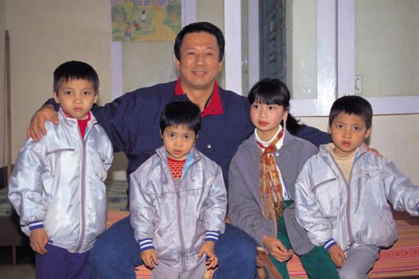 Ngài đại sứ và con nuôi năm 1993 Ngài đại sứ và con nuôi năm 1993